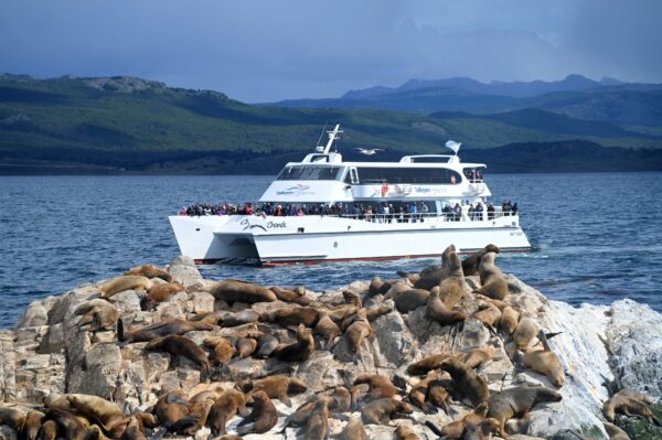 Navegacion en el Canal Beagle con minitrekking USHUAIA